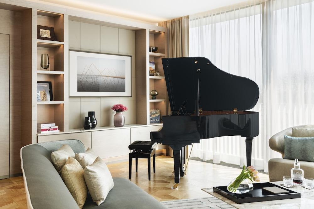 丰特奈酒店 汉堡 外观 照片 A piano in a living room