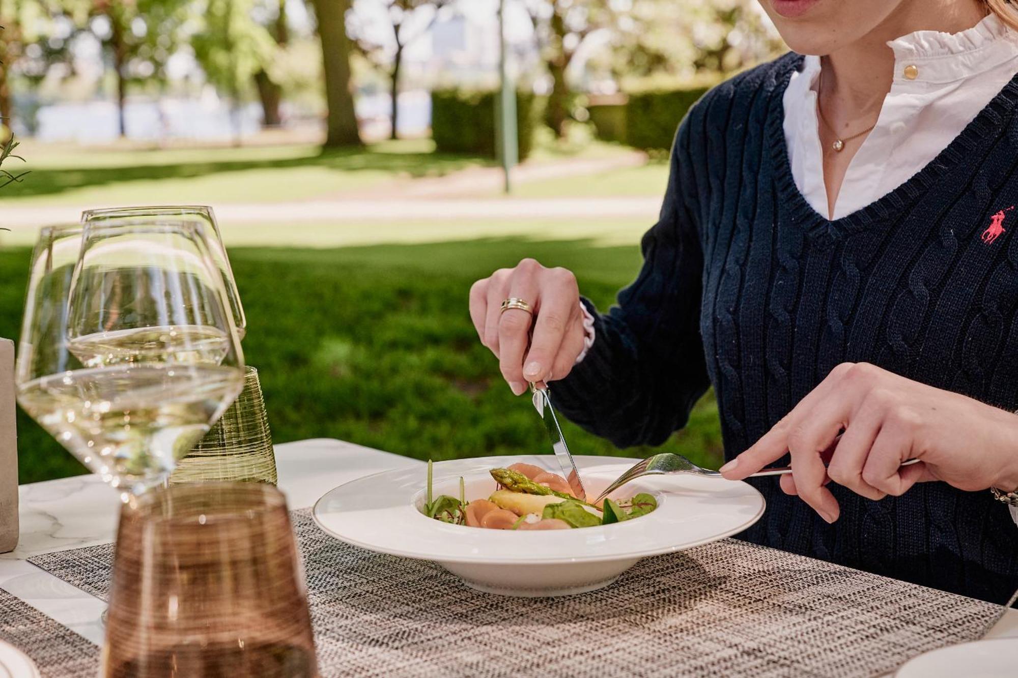 丰特奈酒店 汉堡 外观 照片 A woman eating a salad