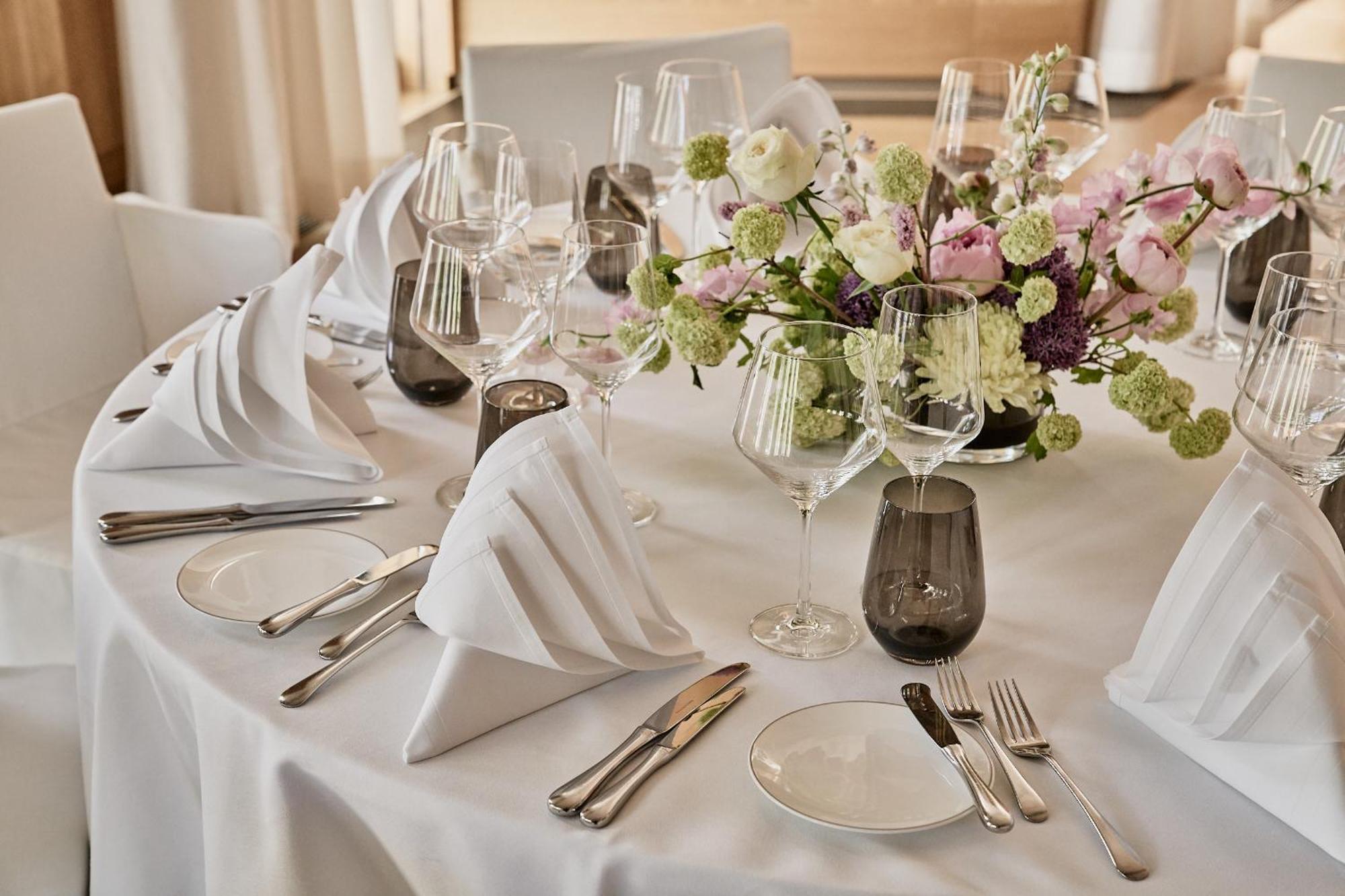丰特奈酒店 汉堡 外观 照片 A table set for a formal dinner