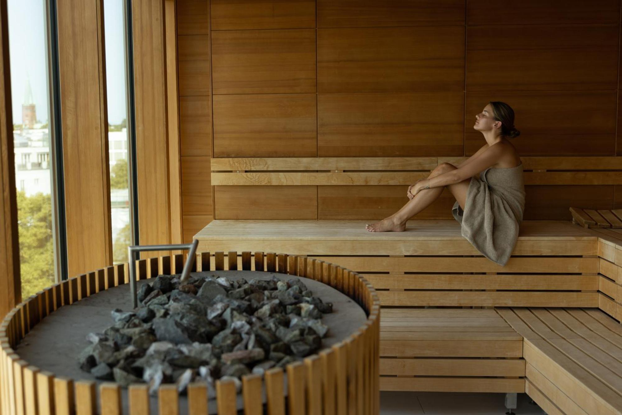 丰特奈酒店 汉堡 外观 照片 A woman in a Finnish sauna